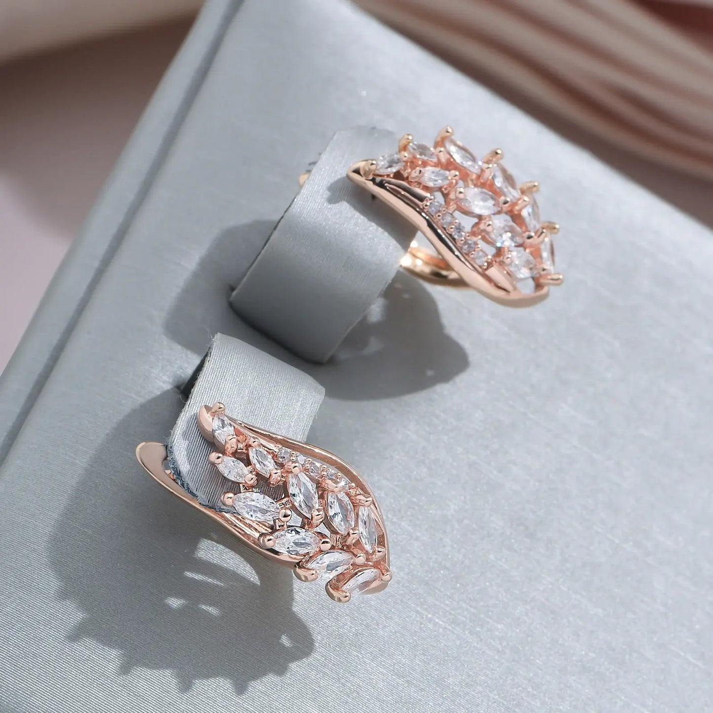 Elegant gold-colored ivy earrings