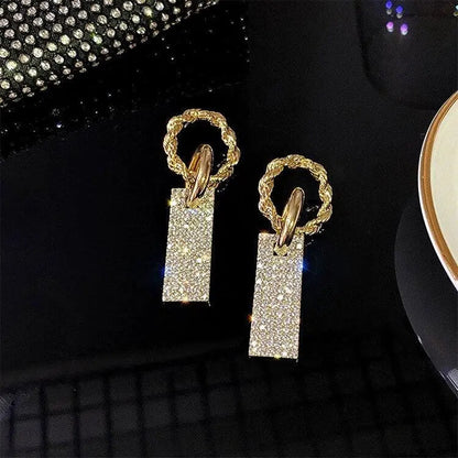Luxurious zirconia earrings made of sterling silver and adorned with rhinestone baths