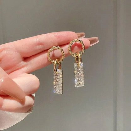 Luxurious zirconia earrings made of sterling silver and adorned with rhinestone baths